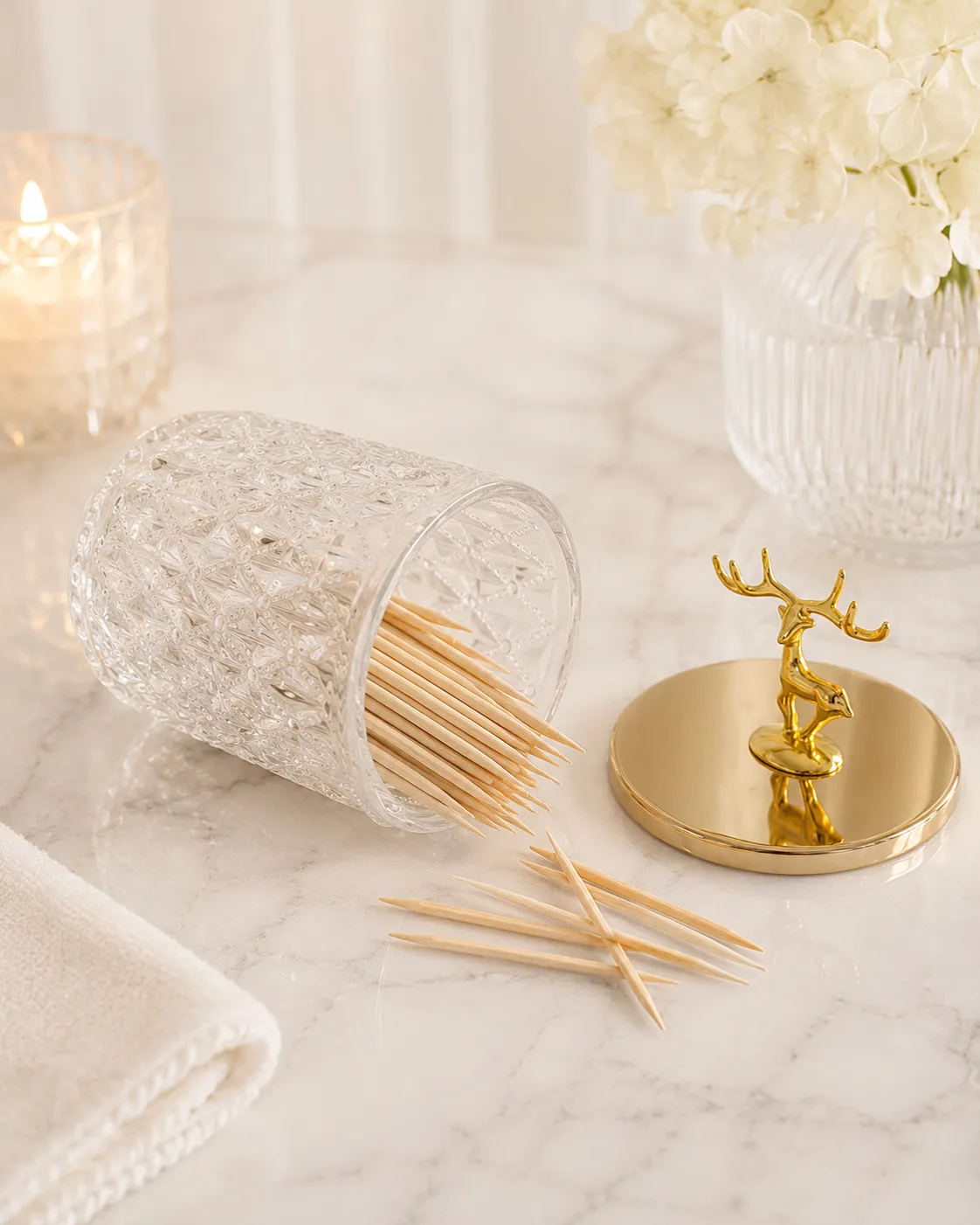 Frasco decorativo facetado con venado pequeño, Transparente y dorado (7*7*18cm)