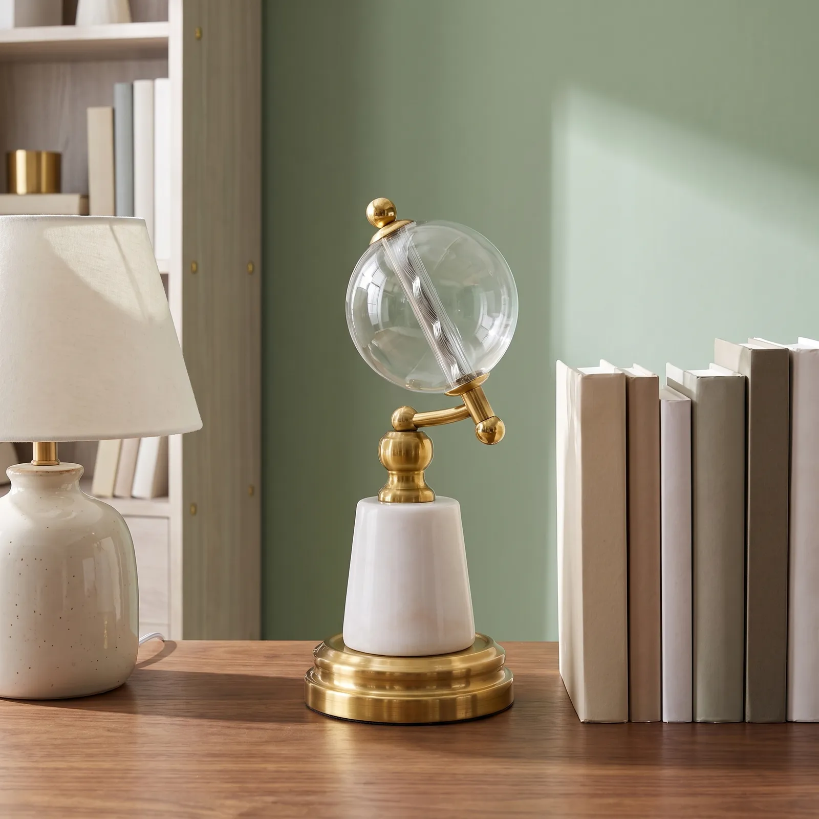 Esfera de cristal sobre pedestal de mármol, Dorado (12*28cm)