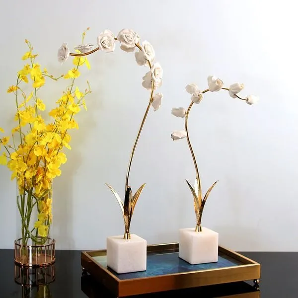 Adorno de acero inoxidable rama curva con rosas de porcelana blancas sobre base de mármol, Pequeño (30*50cm)