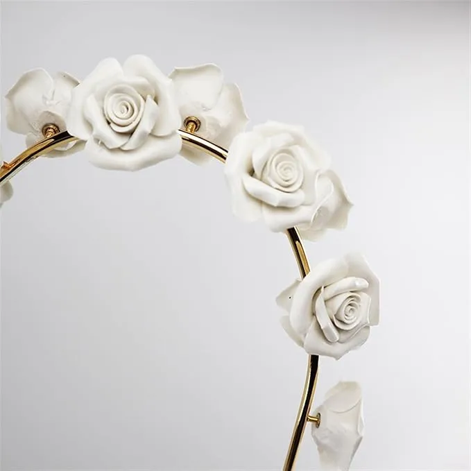 Adorno de acero inoxidable rama curva con rosas de porcelana blancas sobre base de mármol, Pequeño (30*50cm)