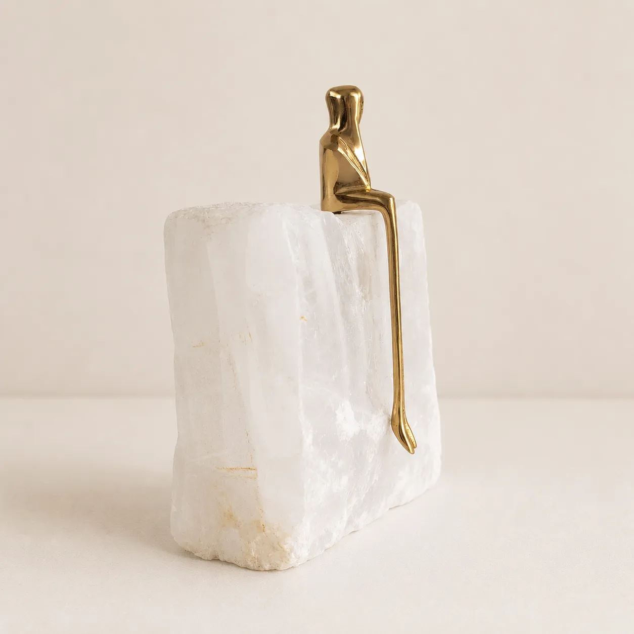 Cuarzo natural regulador de energía con hombre sentado de acero inoxidable (16*3*15cm)