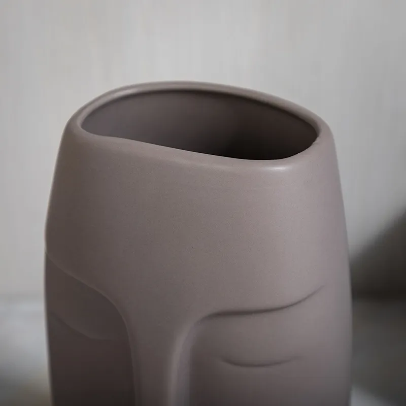 Jarrón rostro de cerámica, Gris taupe (13.8*10.5*22.5cm)