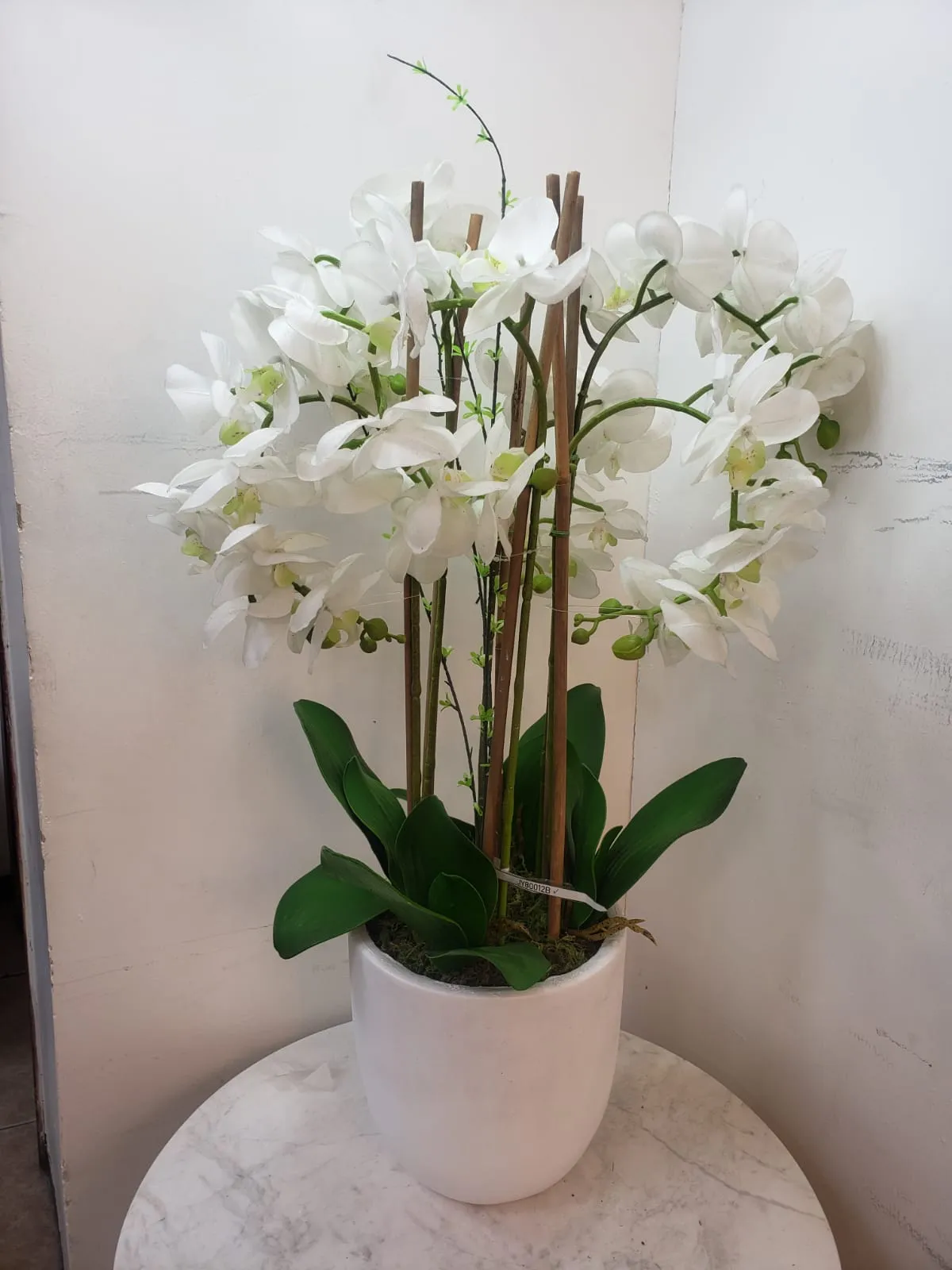 Orquídea artificial real al tacto color blanca en maceta redonda blanca de cerámica (21*90cm)