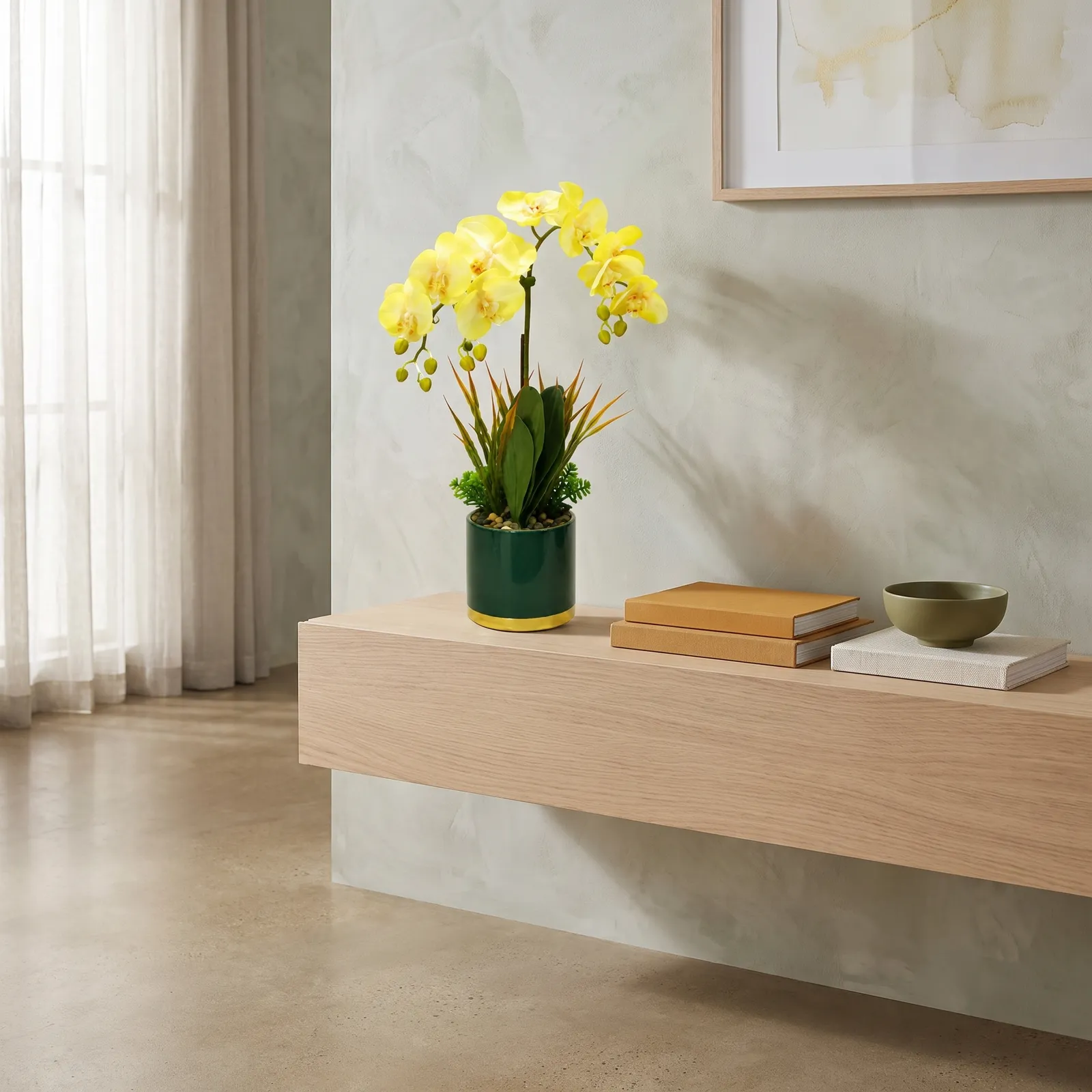 Orquídea artificial real al tacto color amarillo en maceta redonda verde con filos dorados de cerámica (12.5*57cm)