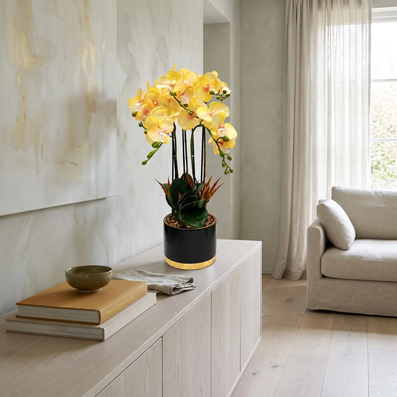 Orquídea artificial real al tacto color amarilla en maceta redonda azul con filos dorados de cerámica (17.5*69cm)