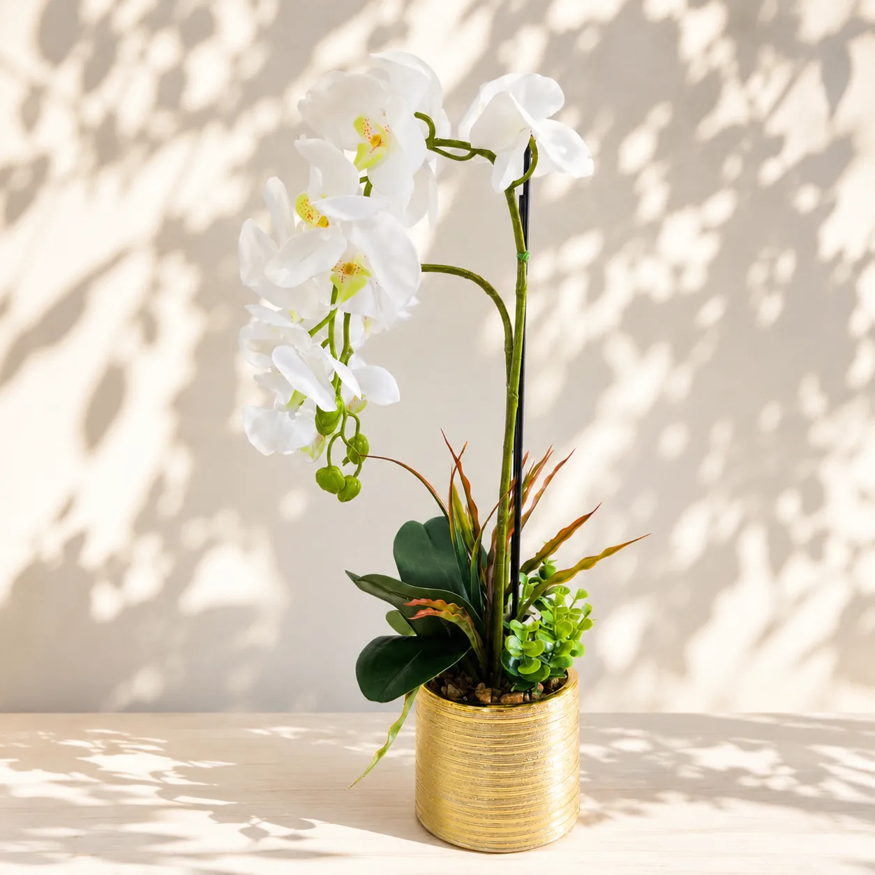 Orquídea artificial real al tacto color blanco en maceta redonda dorada de cerámica (12.5*61cm)