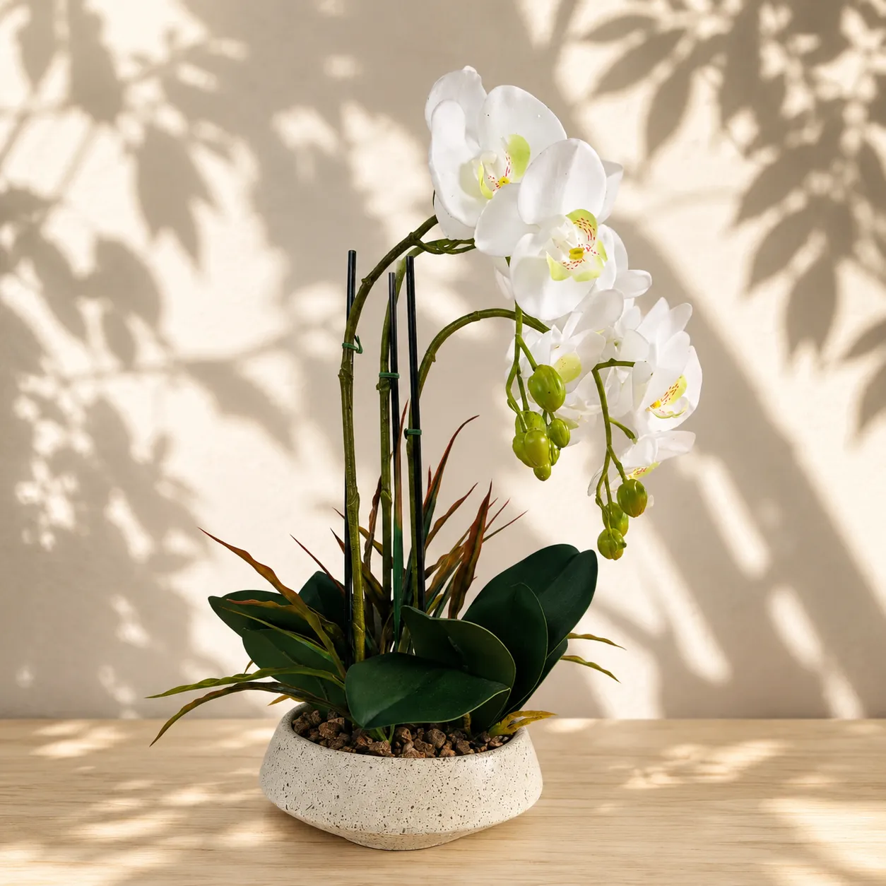 Orquídea artificial real al tacto color blanca en maceta redonda beige de cerámica (18*47cm)