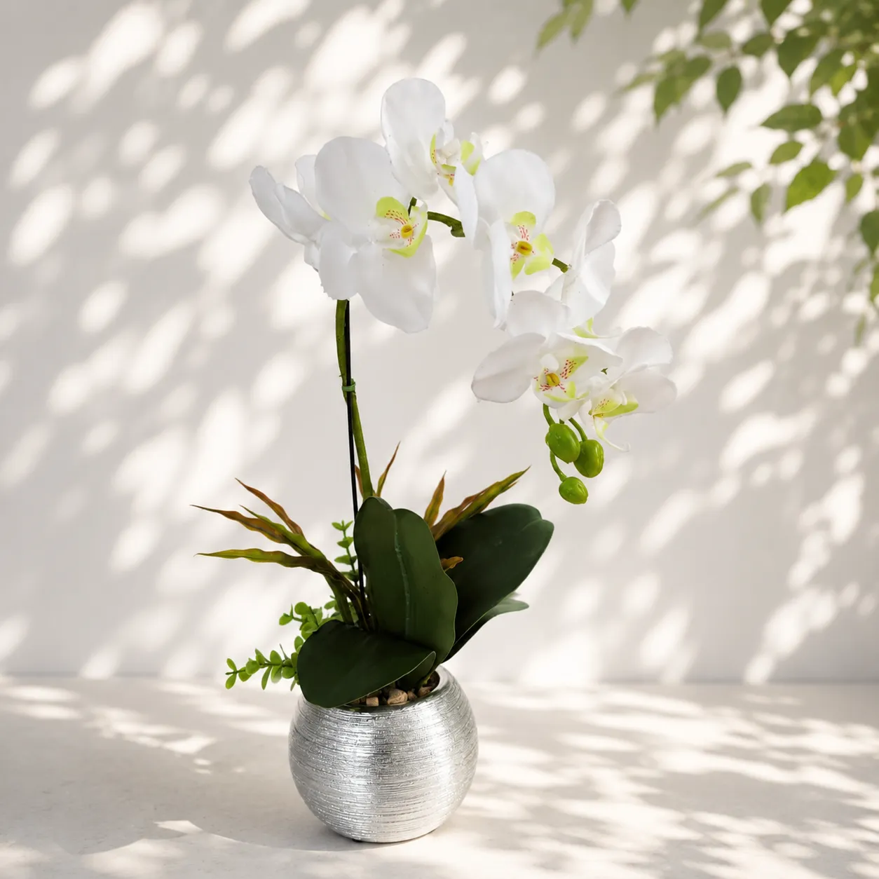 Orquídea artificial real al tacto color blanca en maceta redonda plateada de cerámica (13*49cm)