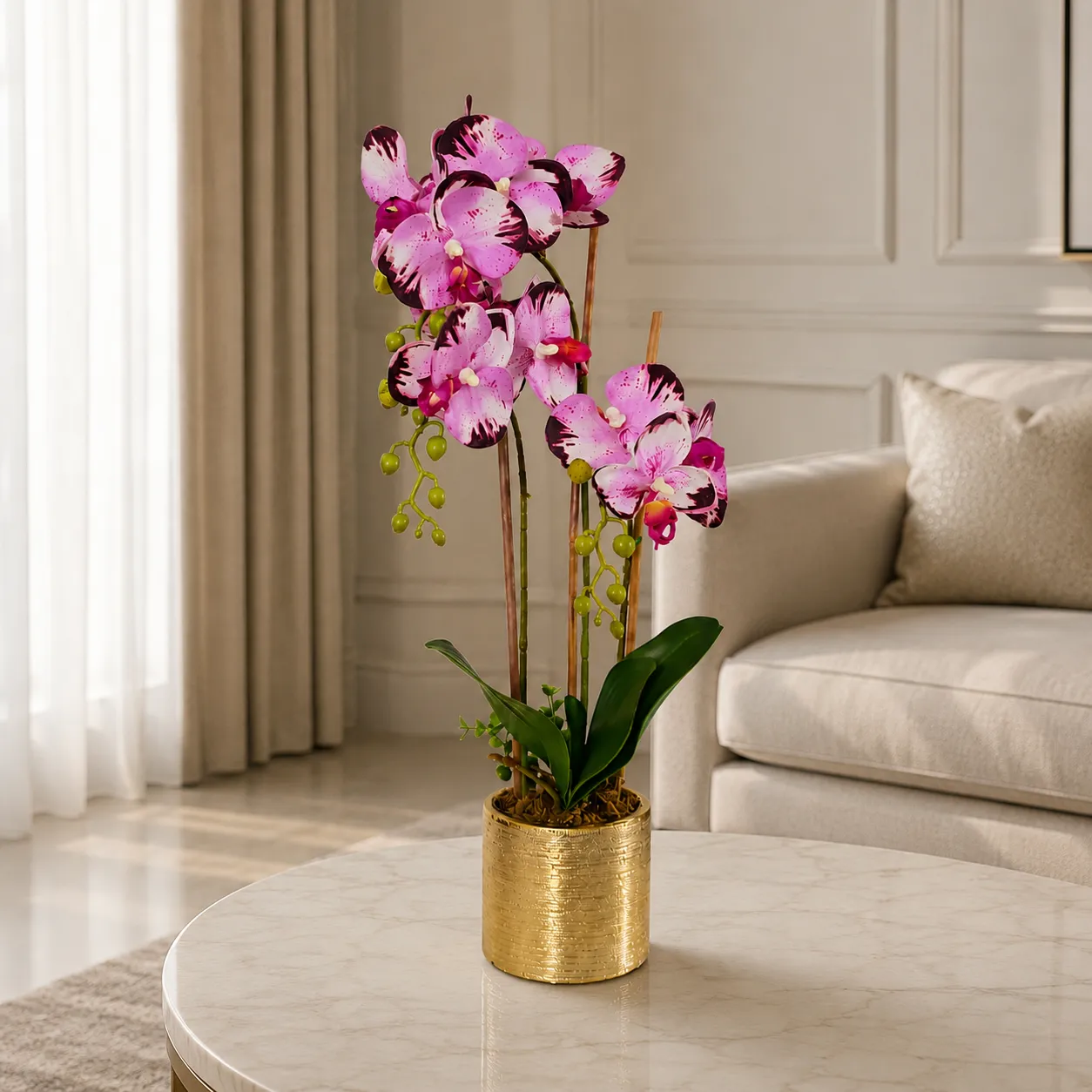 Orquídea artificial real al tacto color morado pastel con café en maceta redonda dorada de cerámica (12.5*61cm)