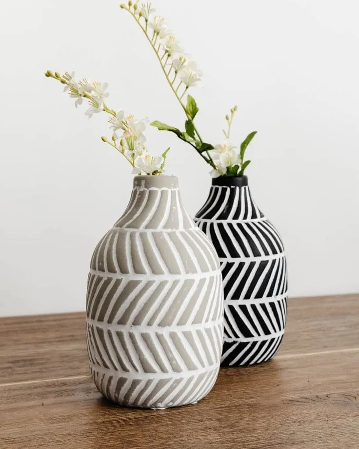 Jarrón cerámica rayas chevron, Blanco y gris (12*20)